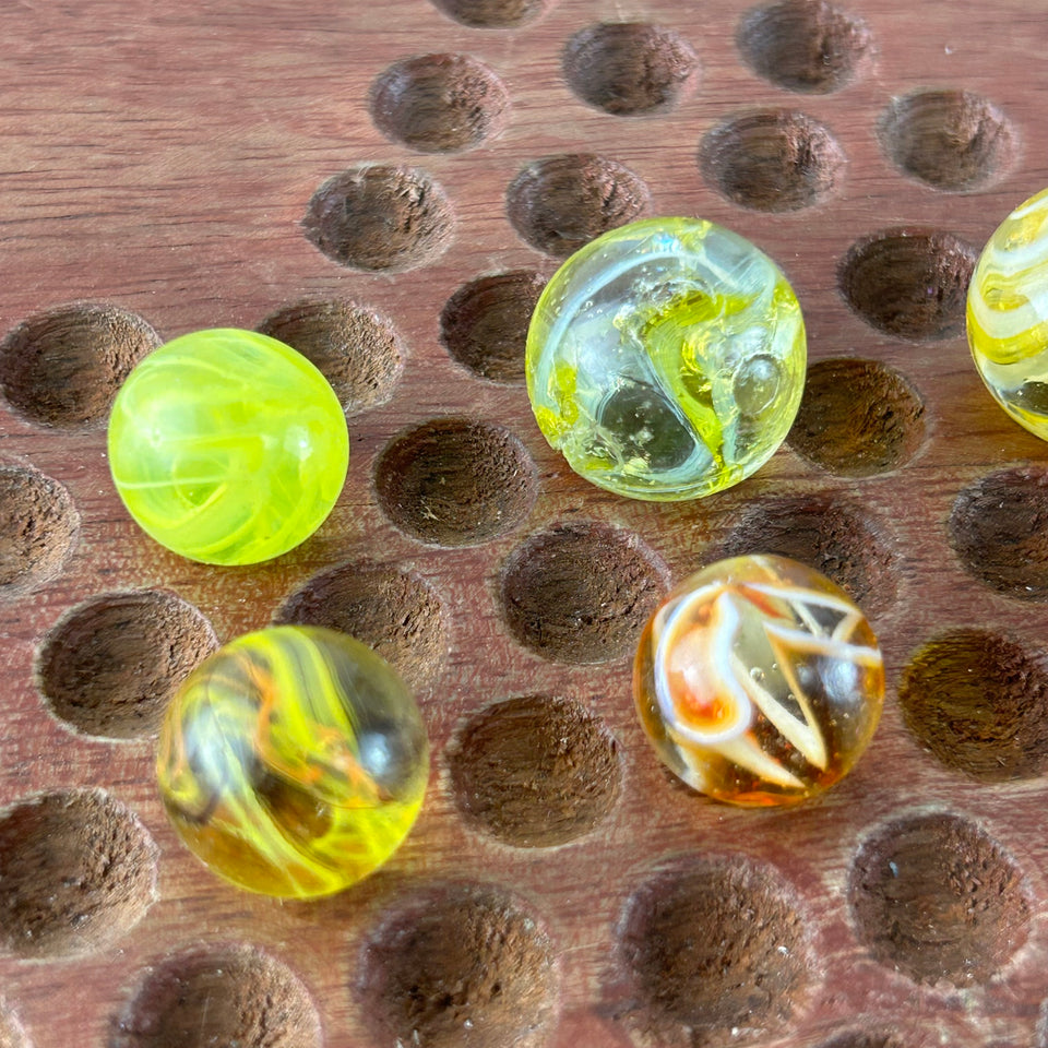 8 x Uranium glass Wirepull marbles - UV reactive - blacklight