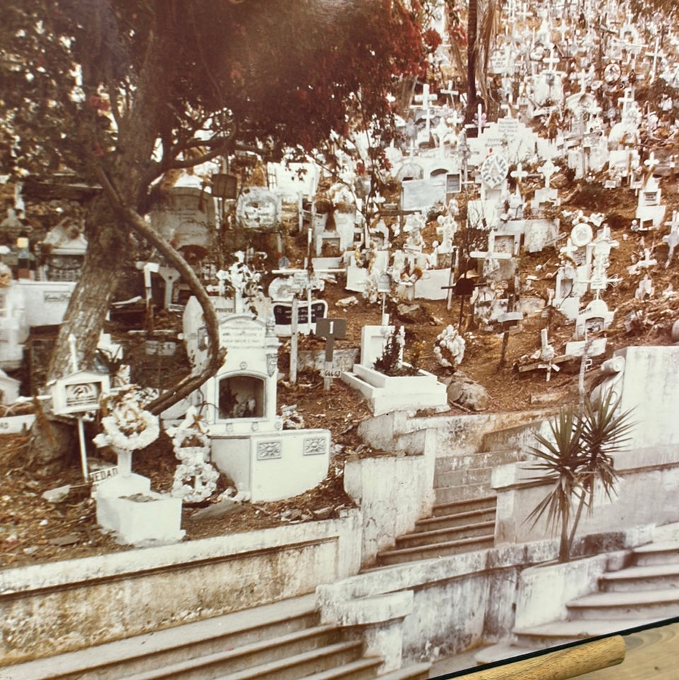 Graveyard Ecuador Photo serie “Cemetery” by Theo van der Vaart