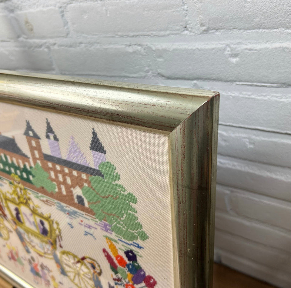 Very large (111cm) Embroidery of the Royal parade - Cottonwork - Framed