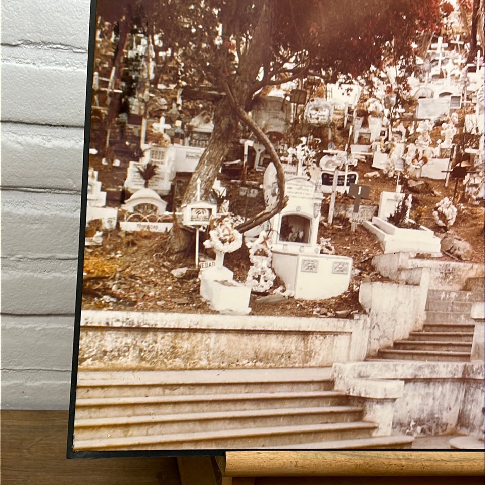 Graveyard Ecuador Photo serie “Cemetery” by Theo van der Vaart