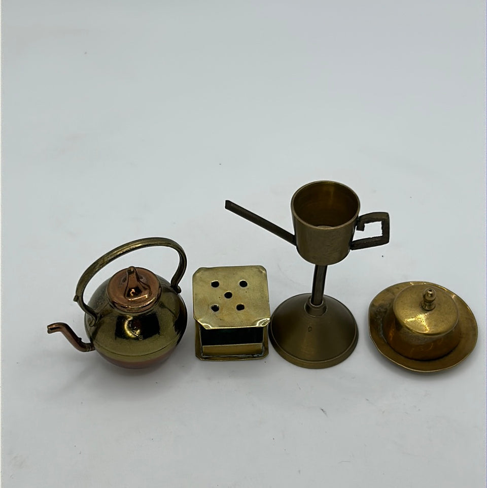 A set of 4 messing or copper miniatures
