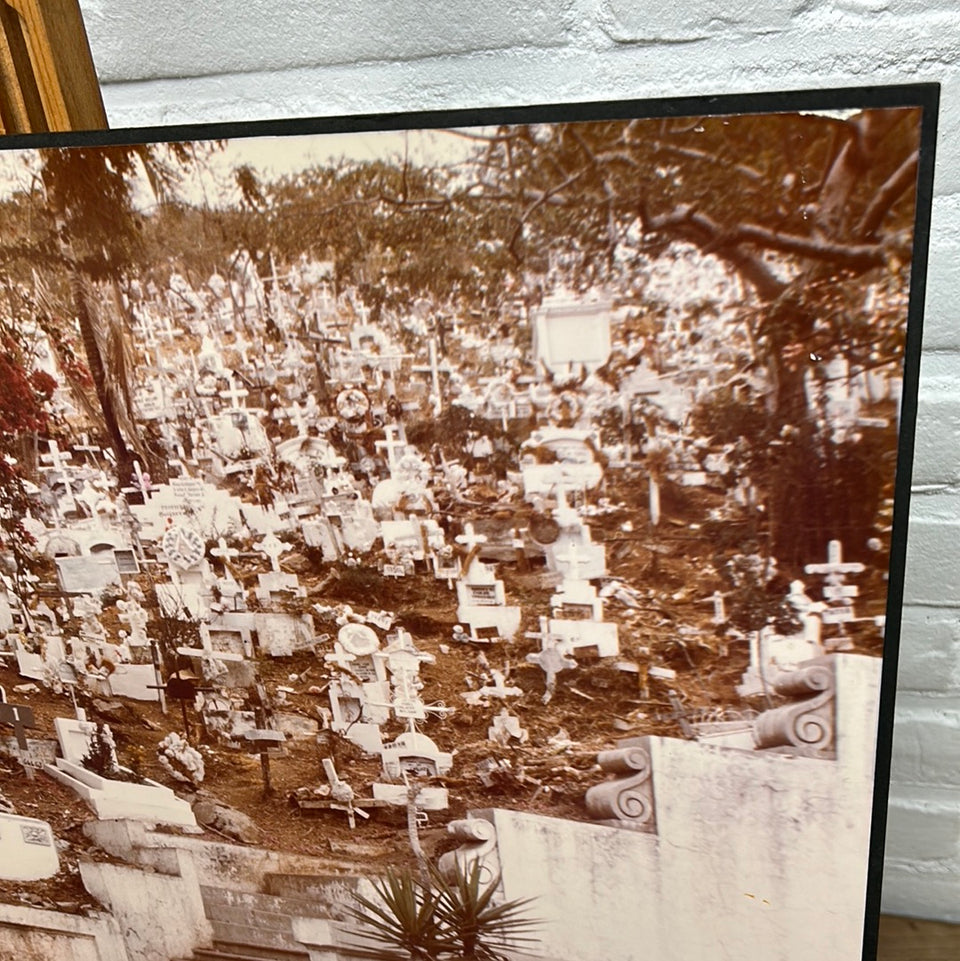 Graveyard Ecuador Photo serie “Cemetery” by Theo van der Vaart