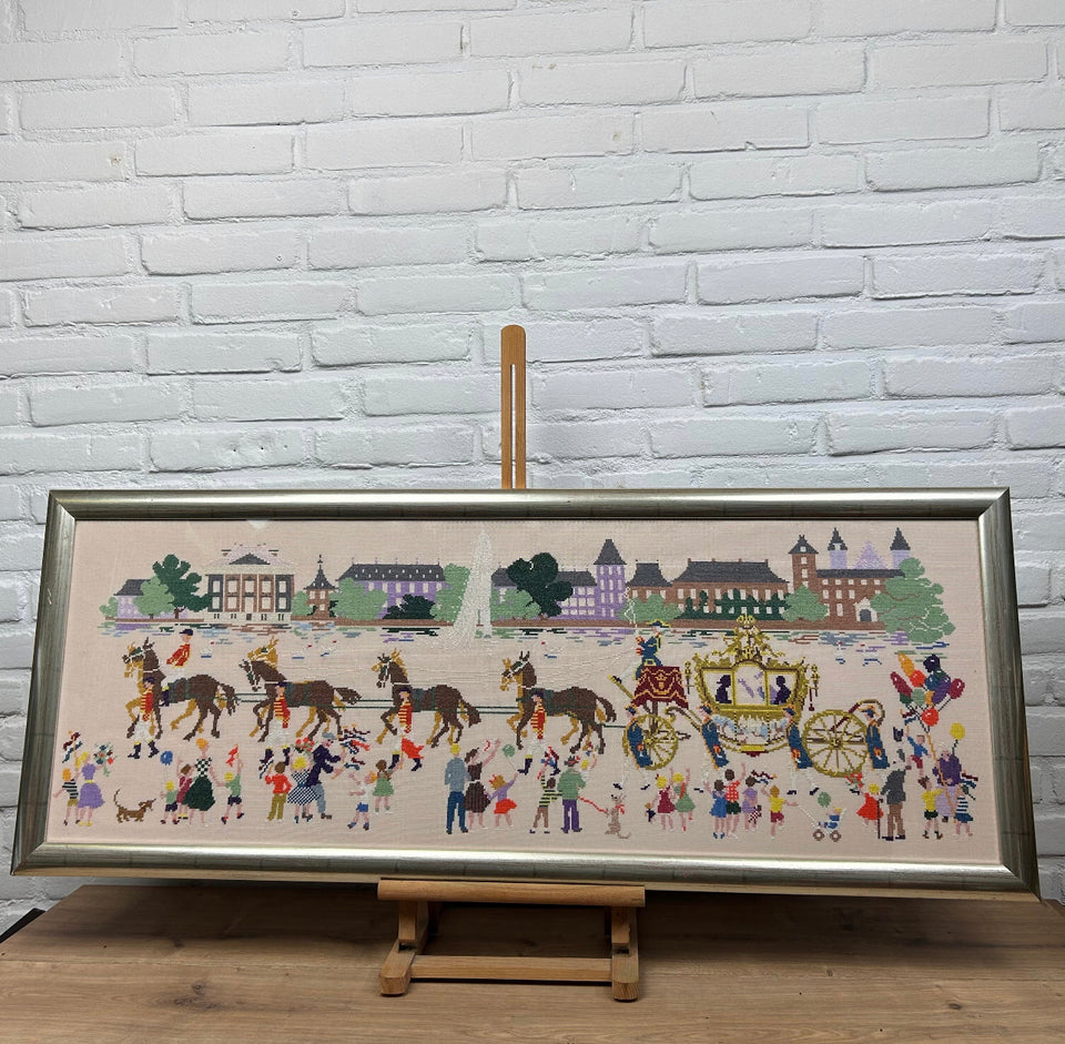 Very large (111cm) Embroidery of the Royal parade - Cottonwork - Framed