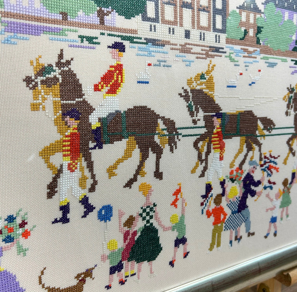 Very large (111cm) Embroidery of the Royal parade - Cottonwork - Framed
