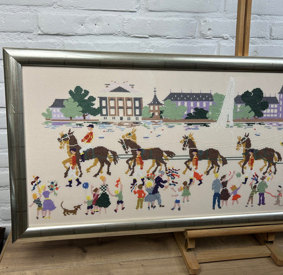 Very large (111cm) Embroidery of the Royal parade - Cottonwork - Framed