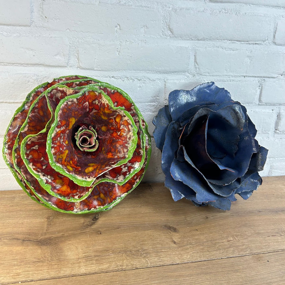 Two ceramic flower sculptures - 15 cm