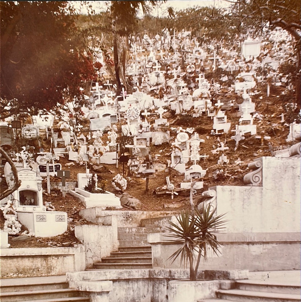 Graveyard Ecuador Photo serie “Cemetery” by Theo van der Vaart