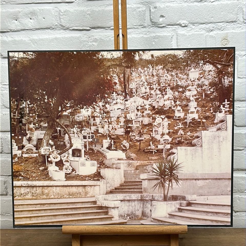 Graveyard Ecuador Photo serie “Cemetery” by Theo van der Vaart