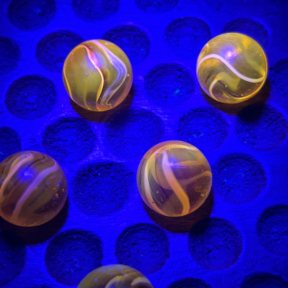 10 x Uranium glass marbles - UV reactive - blacklight