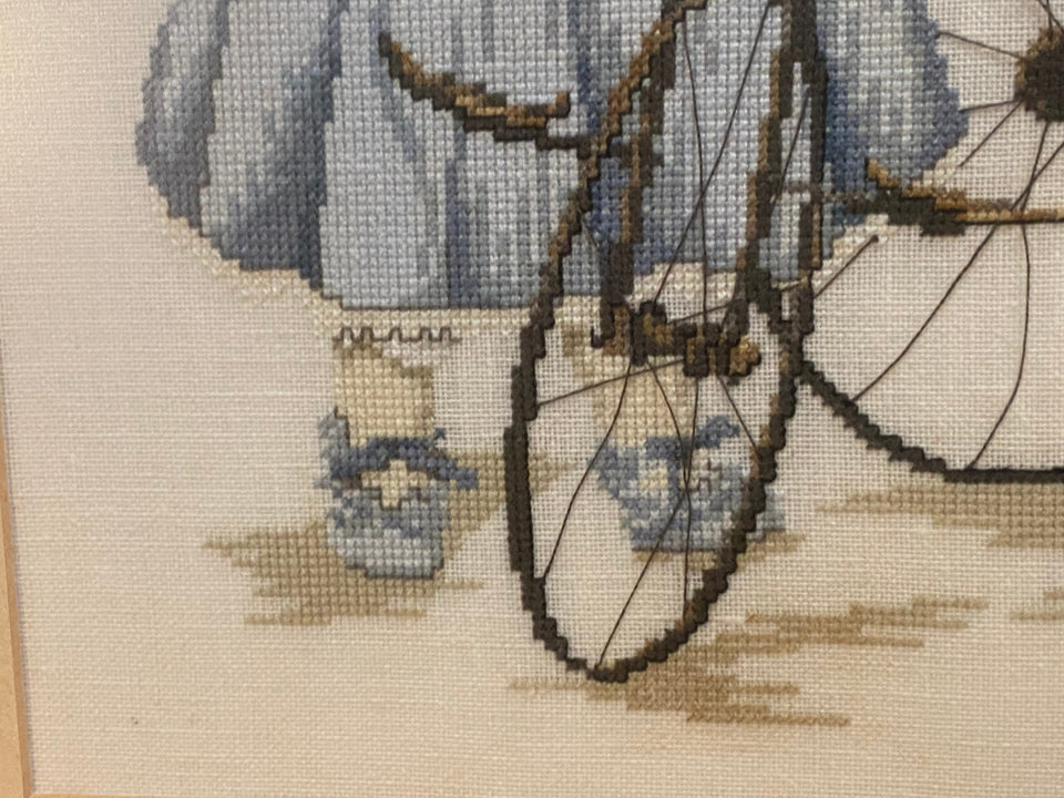 Borduurwerk - Antiek gestileerd meisje met fiets - Katoenwerk - Ingelijst