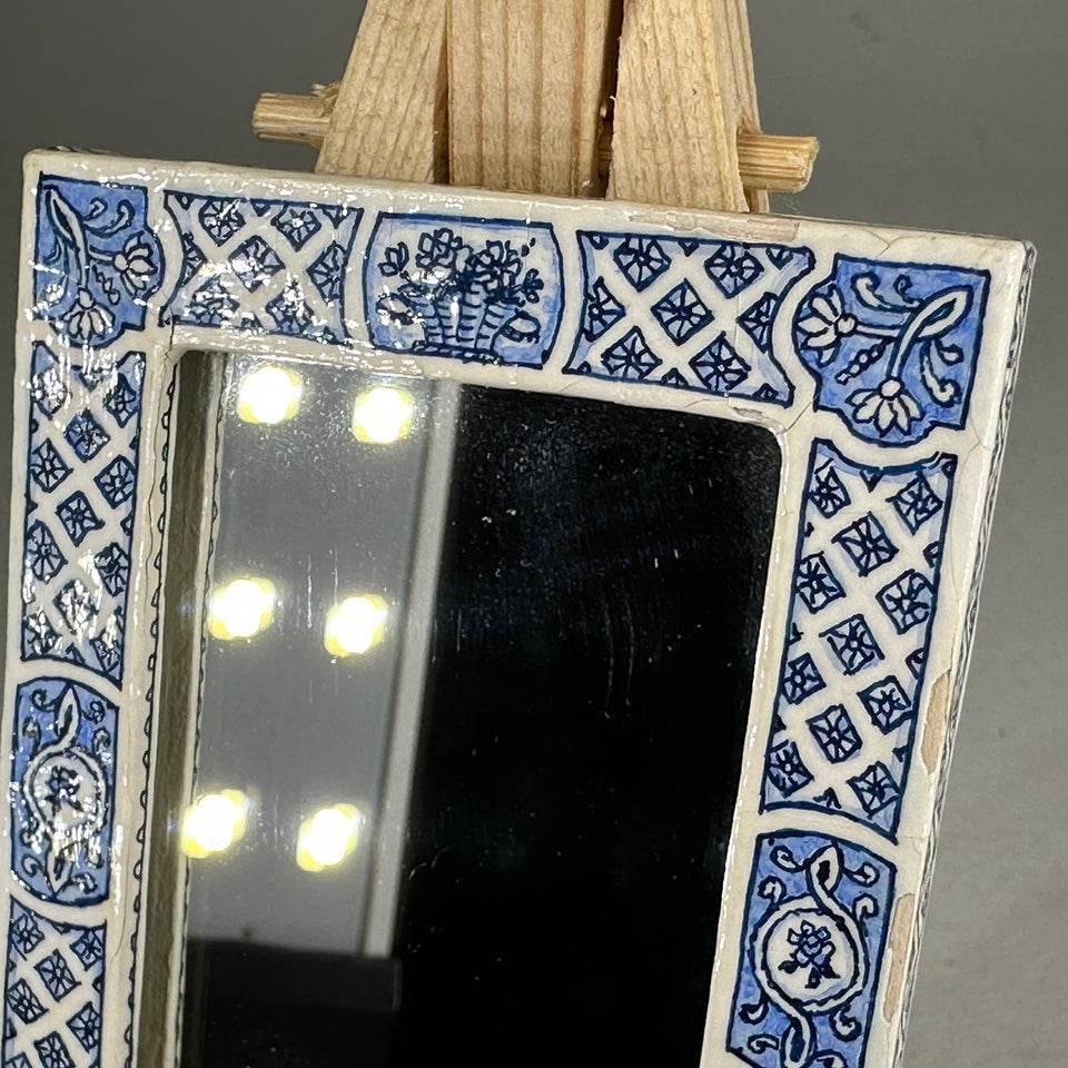 Miniatuur Spiegel met nederlands delfts blauw frame gemaakt van keramische tegels.
