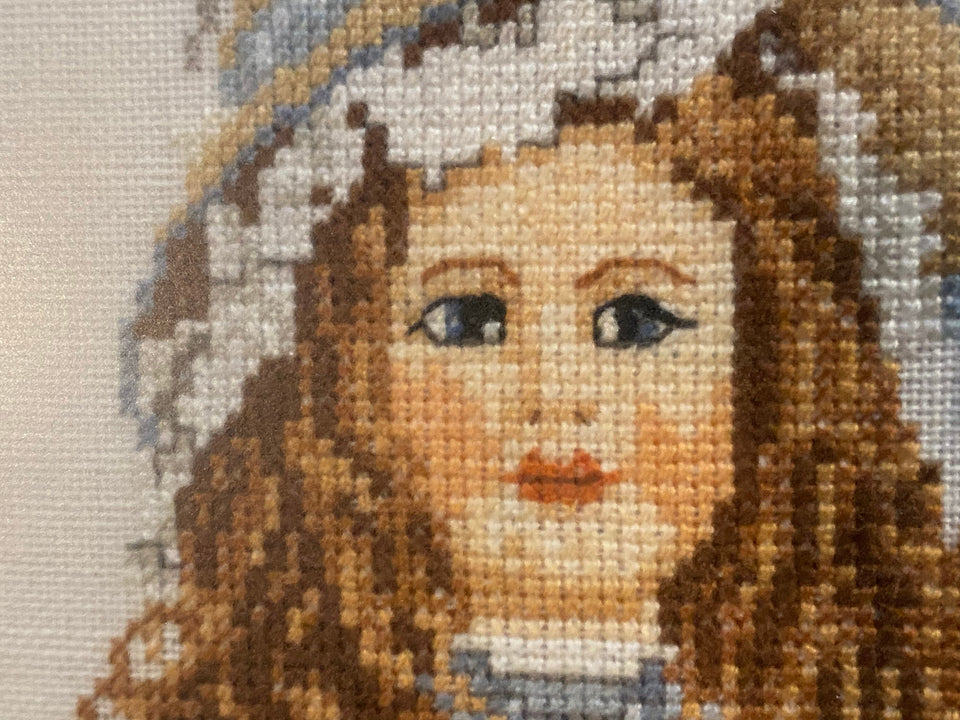 Borduurwerk - Antiek gestileerd meisje met fiets - Katoenwerk - Ingelijst