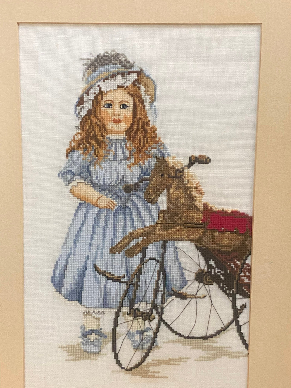 Borduurwerk - Antiek gestileerd meisje met fiets - Katoenwerk - Ingelijst