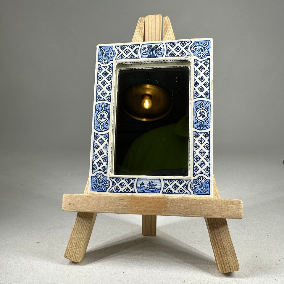 Miniatuur Spiegel met nederlands delfts blauw frame gemaakt van keramische tegels.