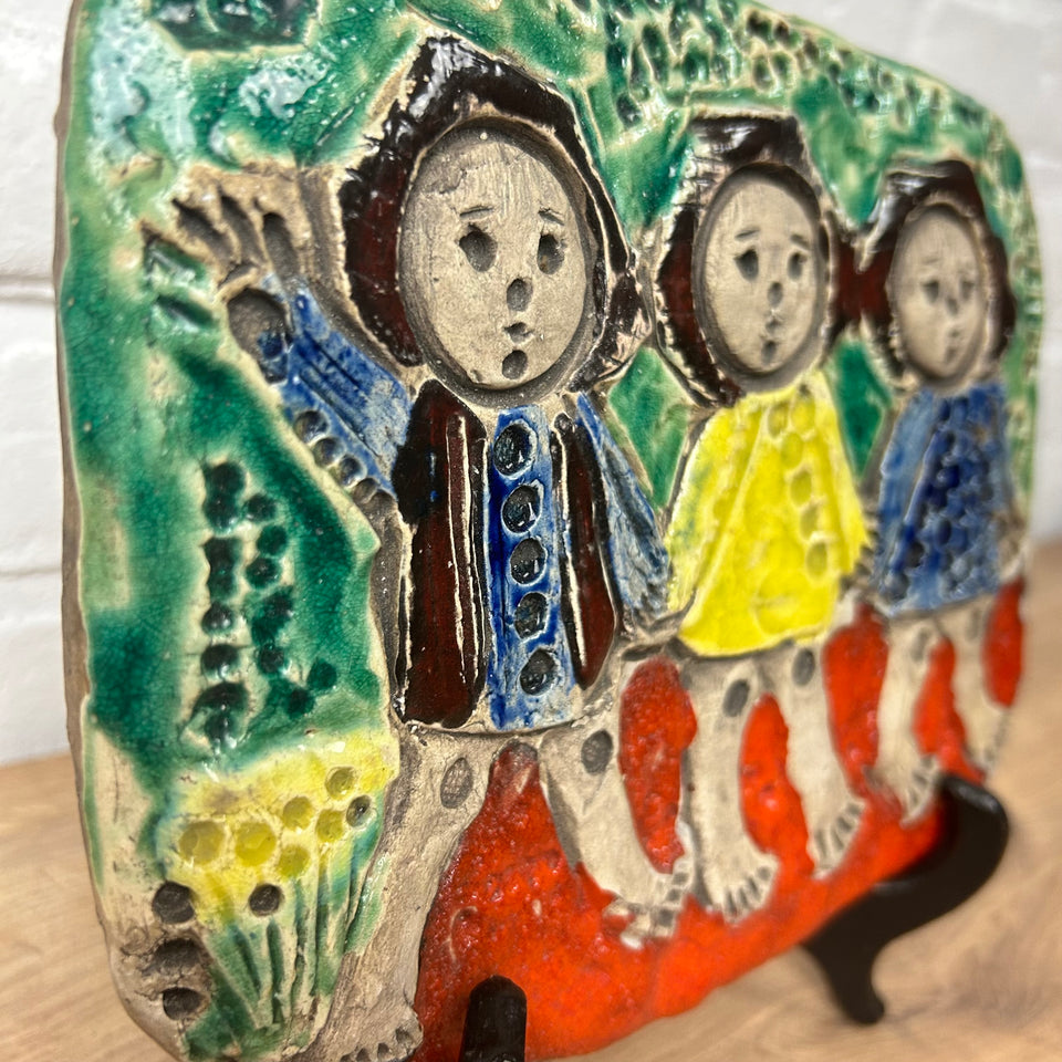 Hanna Mobach - Very rare 3 girls glazed ceramic plate