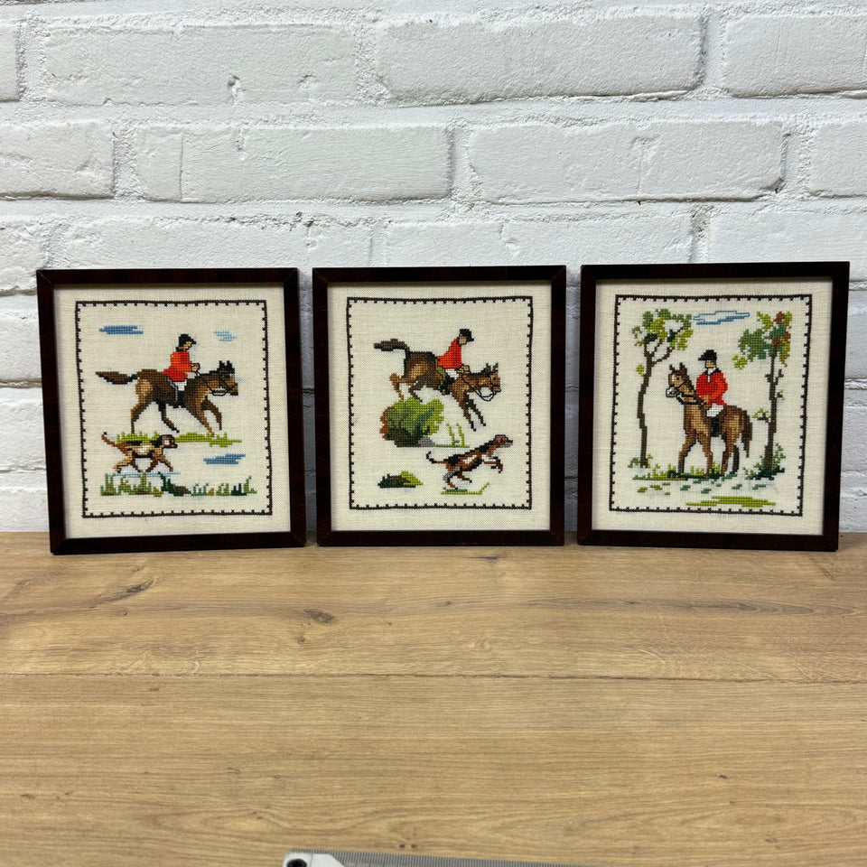 3 Hunting Scenes in wooden frames - Tapestry - Embroidery - Cottonwork