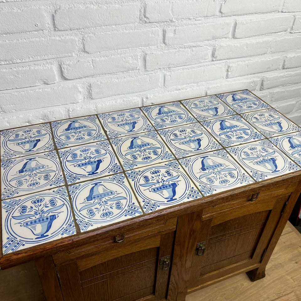 Antique Delft Blue Tile decorated Art-Deco cupboard closet