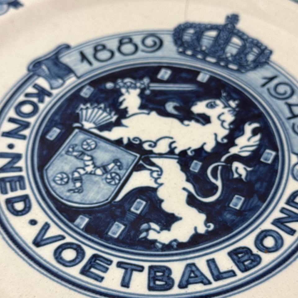 KNVB Delfts Blauw herinneringsbord 1889-1949 uit Makkum