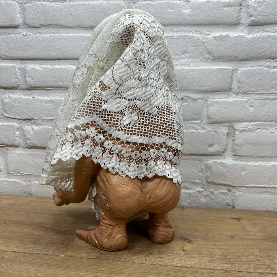 E.T. - Extra-Terrestrial Prop Figure with blanket