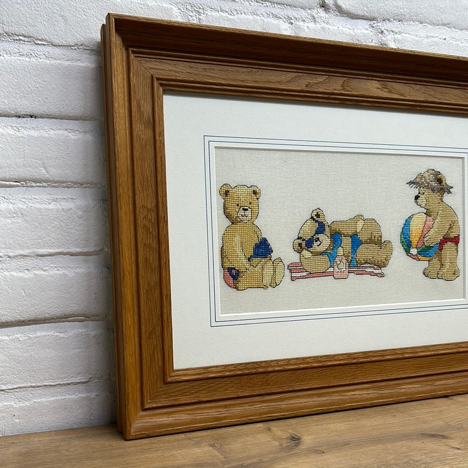 Group of teddybears on the beach - Oak wood frame - Childrens room - Embroidery - Cottonwork - Framed
