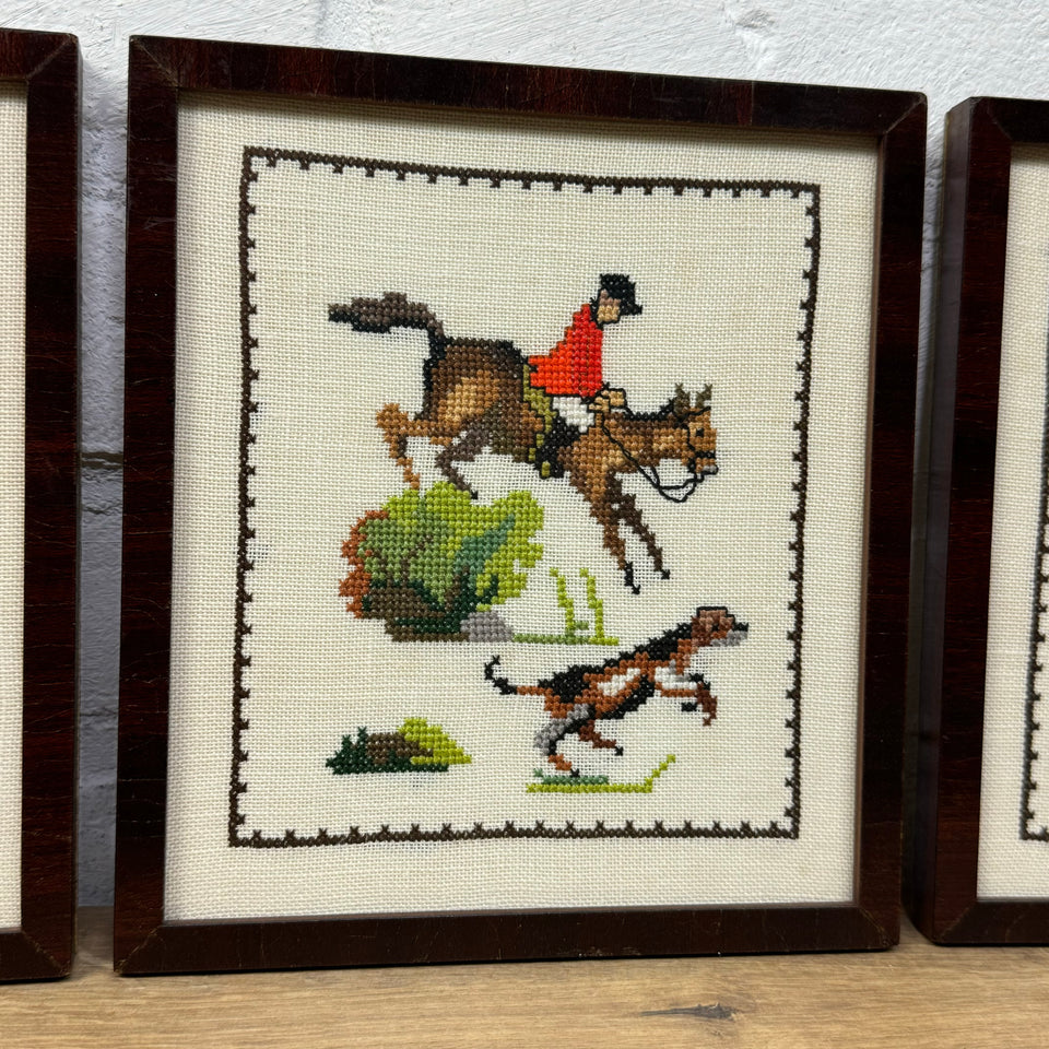 3 Hunting Scenes in wooden frames - Tapestry - Embroidery - Cottonwork