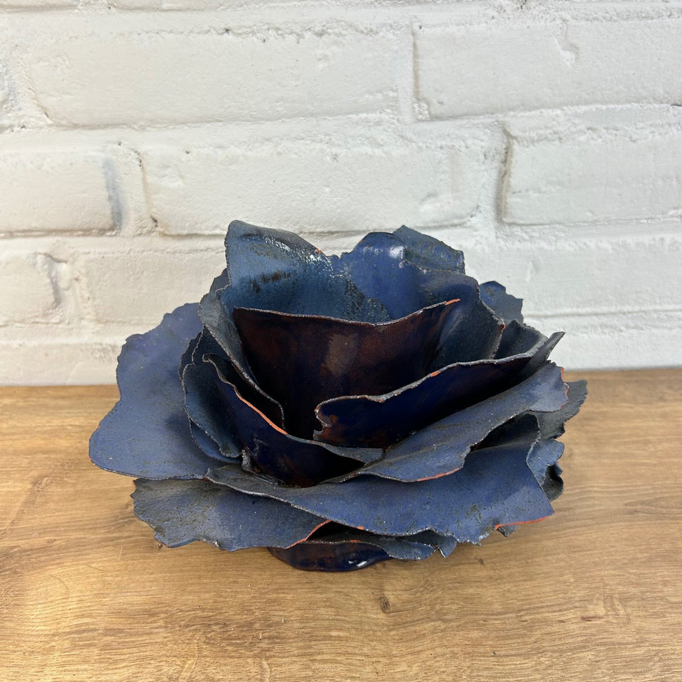 Two ceramic flower sculptures - 15 cm