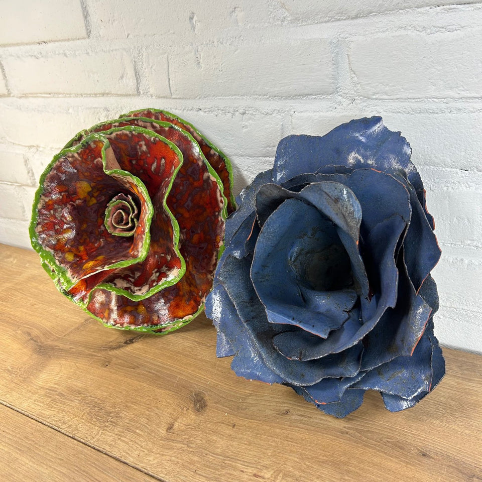 Two ceramic flower sculptures - 15 cm