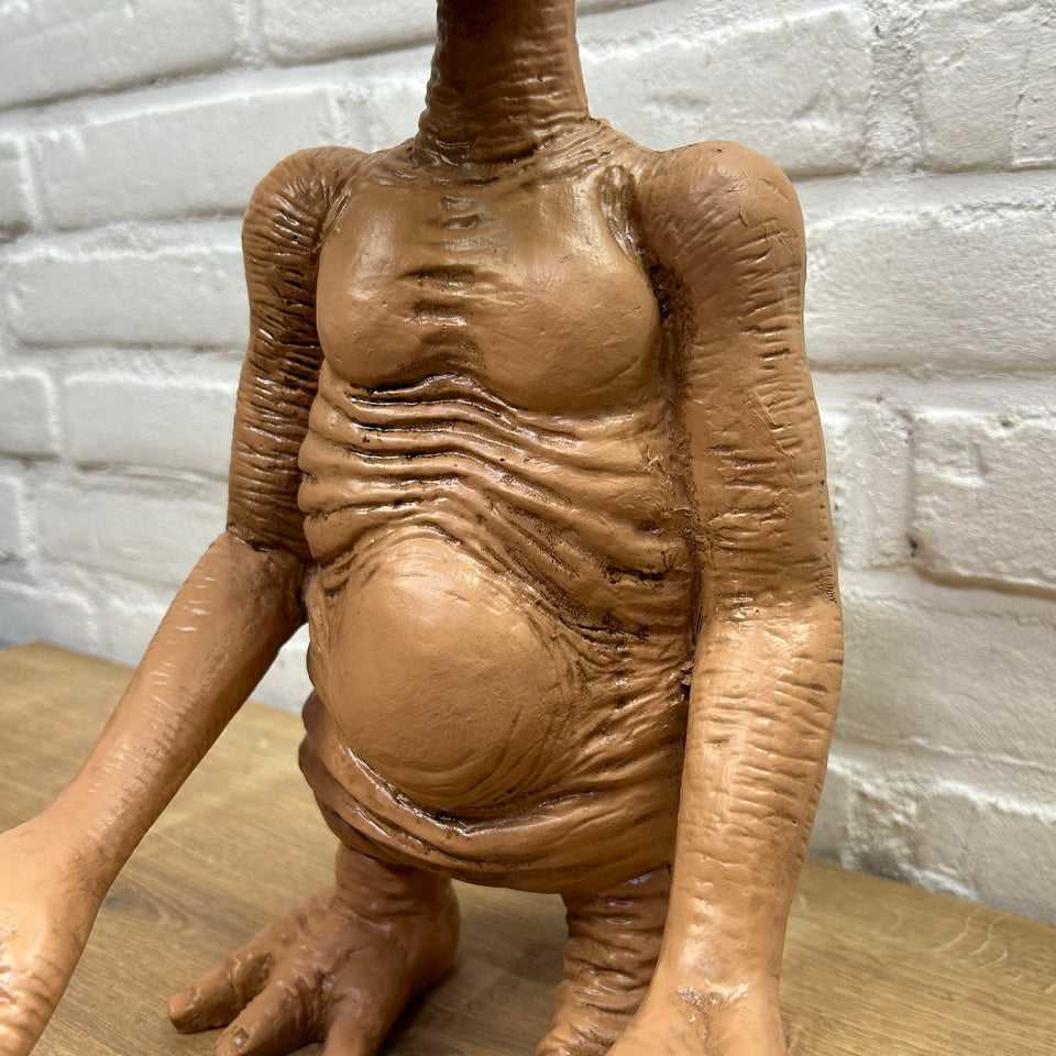 E.T. - Extra-Terrestrial Prop Figure with blanket