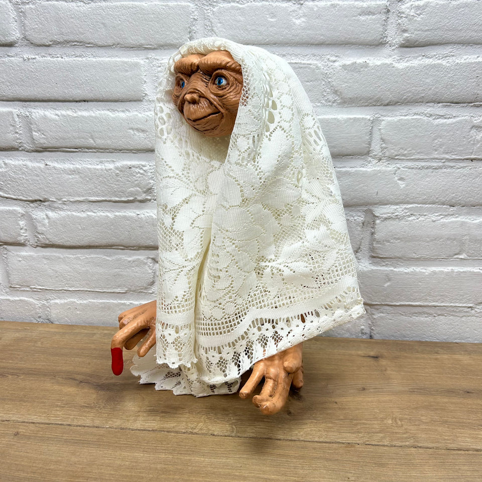 E.T. - Extra-Terrestrial Prop Figure with blanket