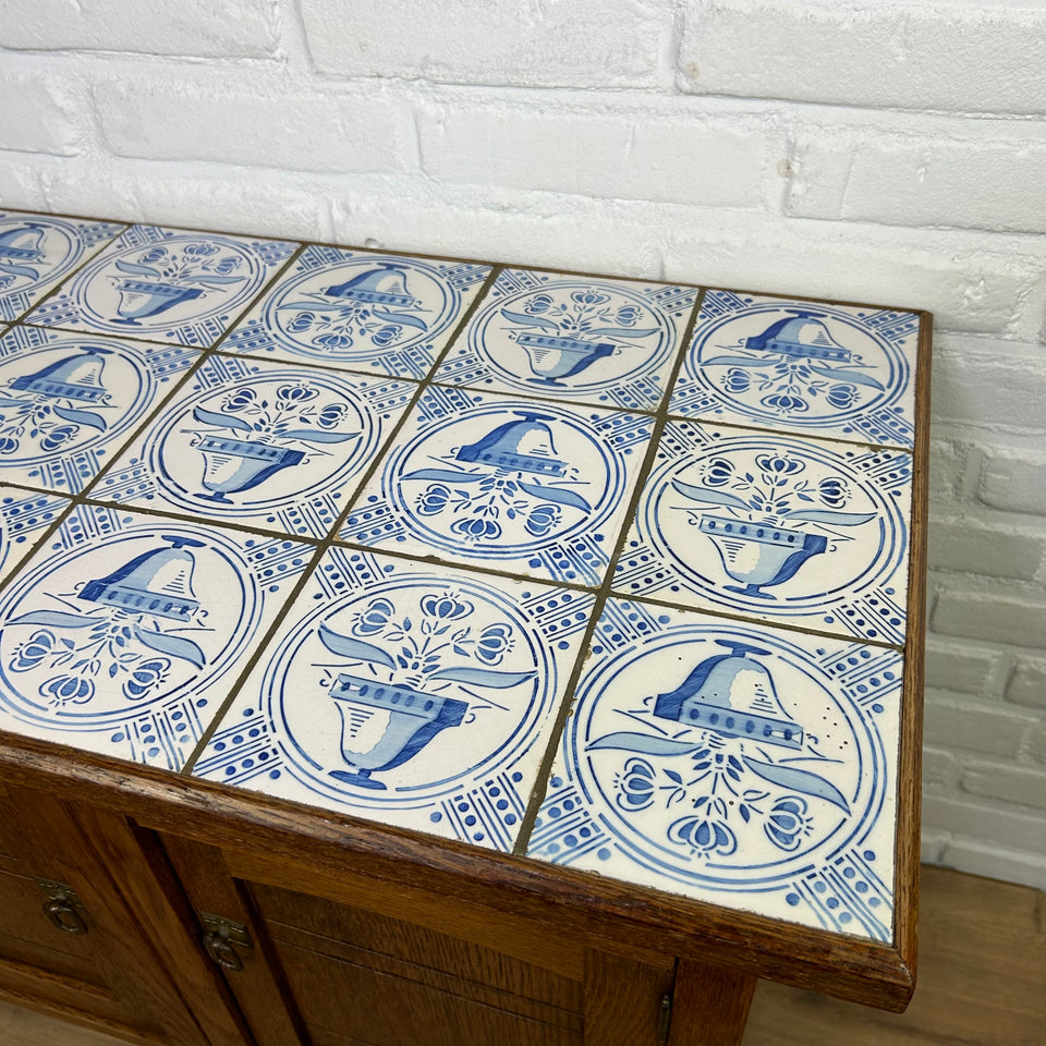 Antique Delft Blue Tile decorated Art-Deco cupboard closet