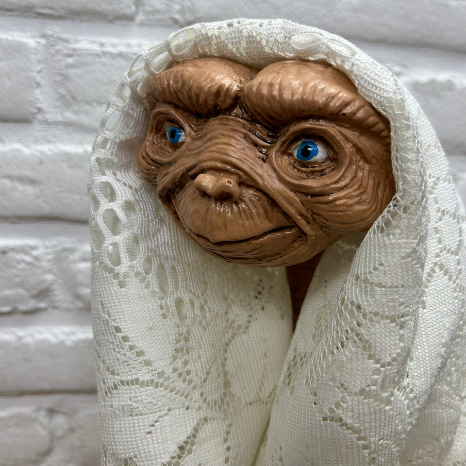 E.T. - Extra-Terrestrial Prop Figure with blanket