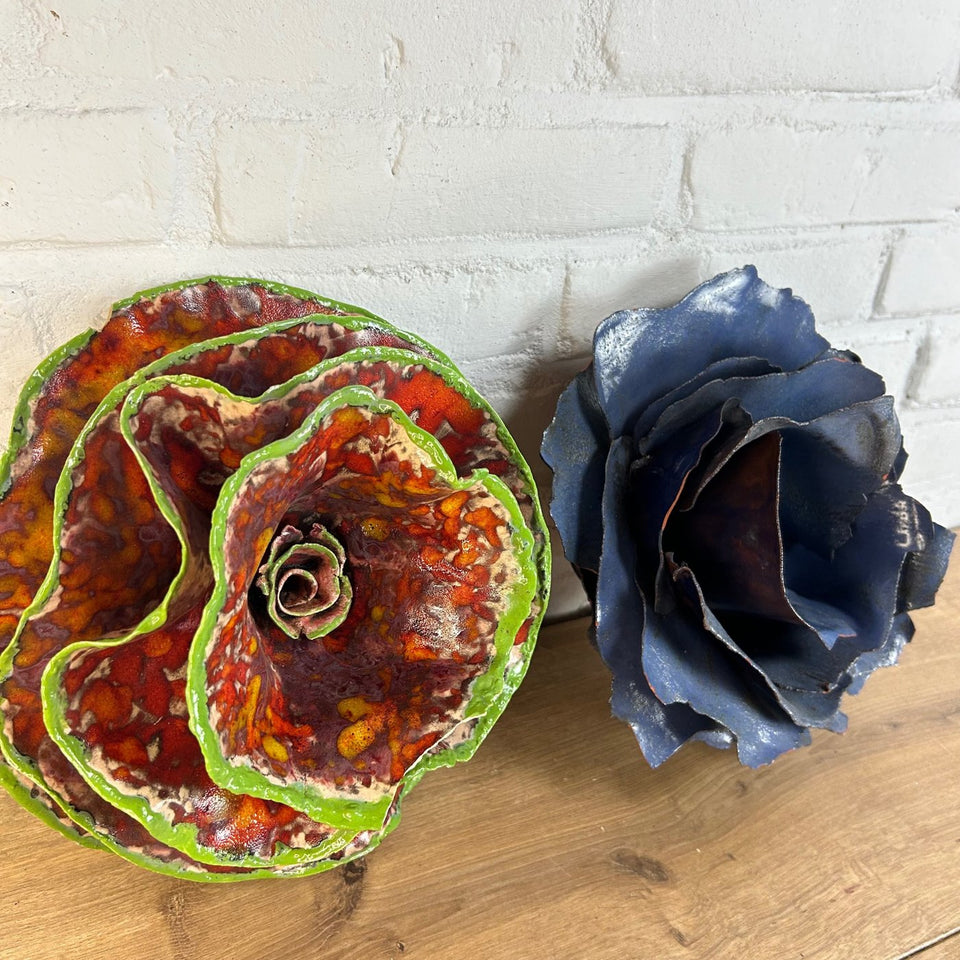 Two ceramic flower sculptures - 15 cm