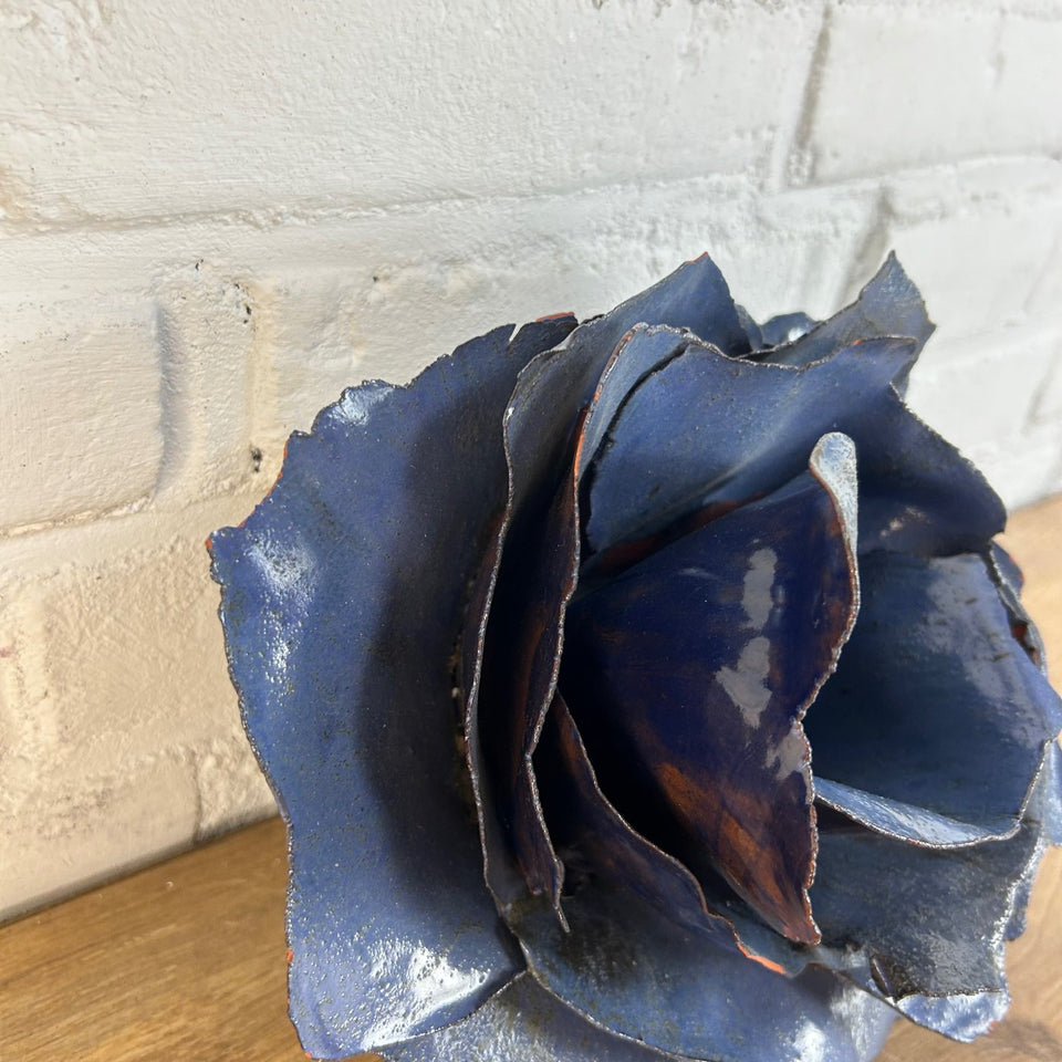 Two ceramic flower sculptures - 15 cm