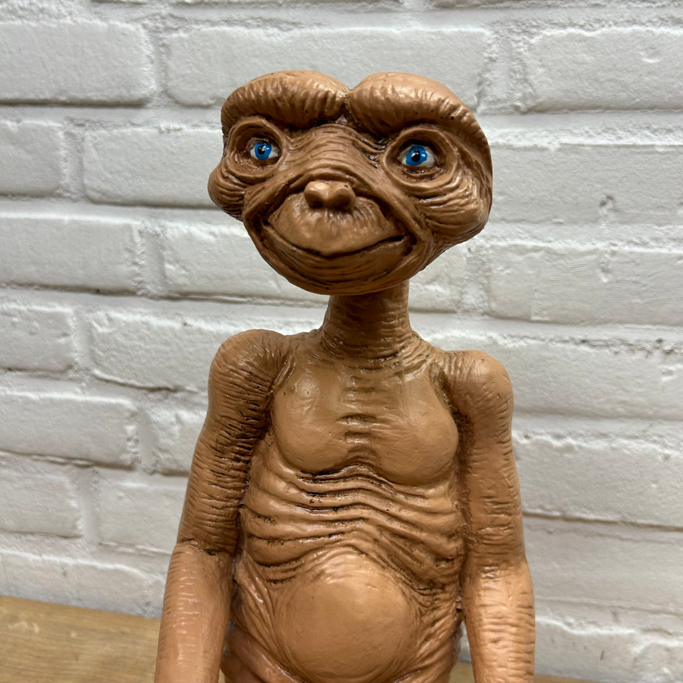 E.T. - Extra-Terrestrial Prop Figure with blanket