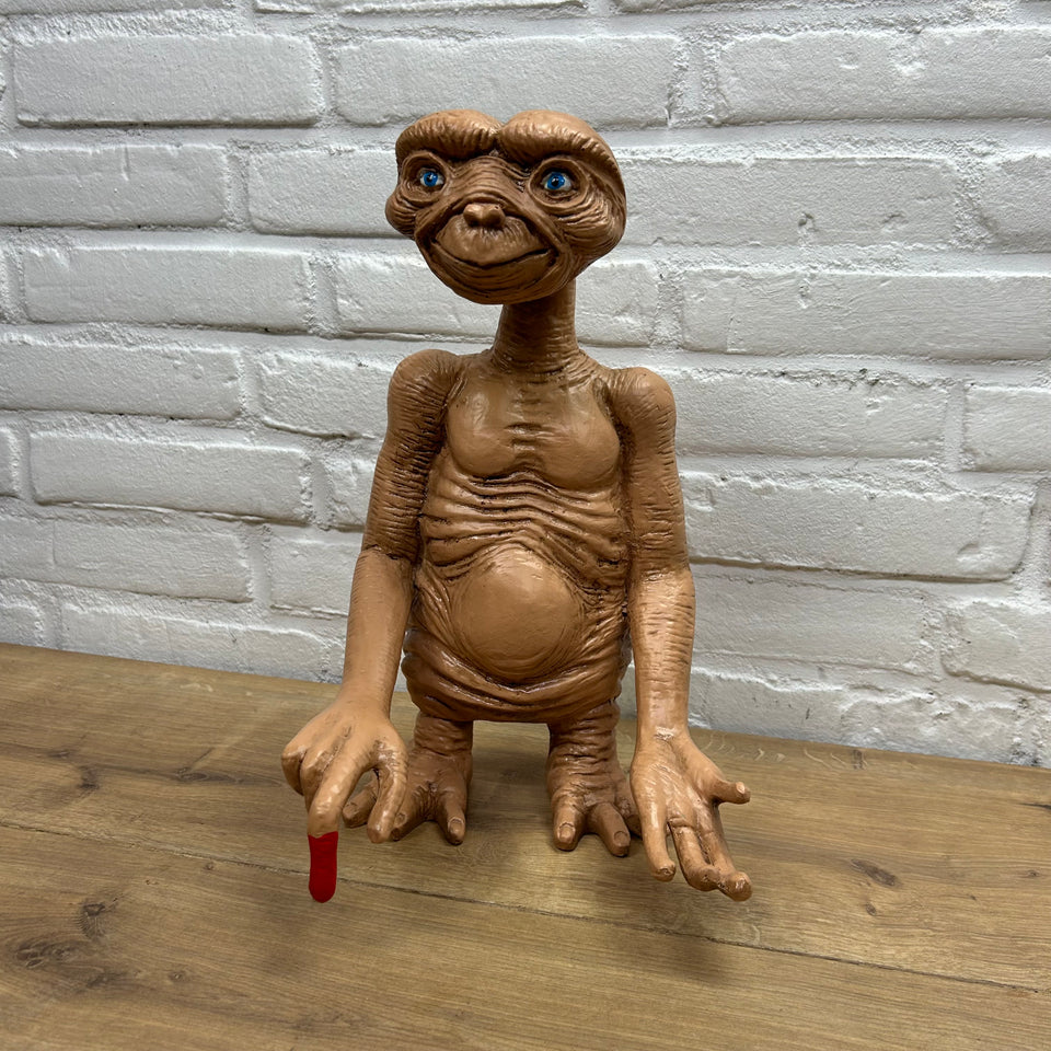 E.T. - Extra-Terrestrial Prop Figure with blanket