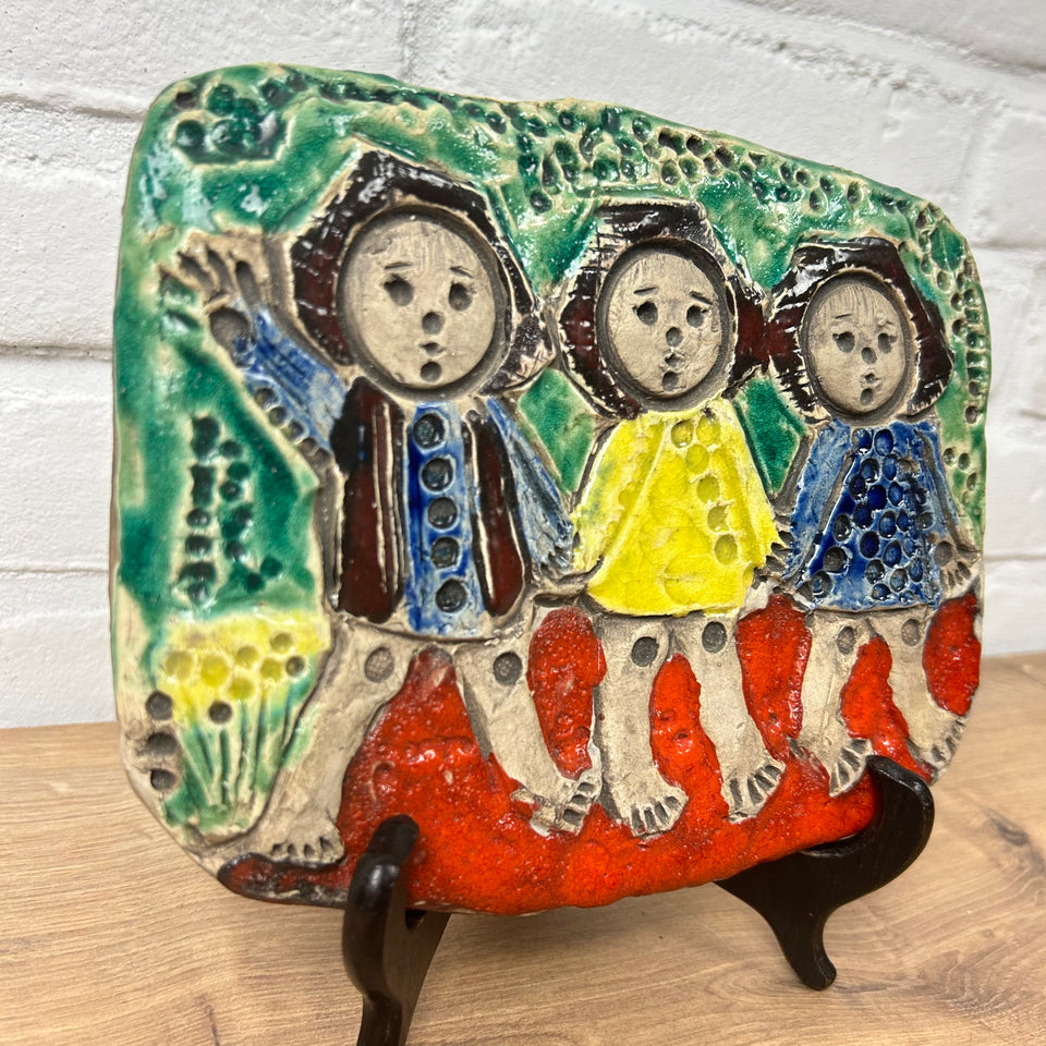 Hanna Mobach - Very rare 3 girls glazed ceramic plate