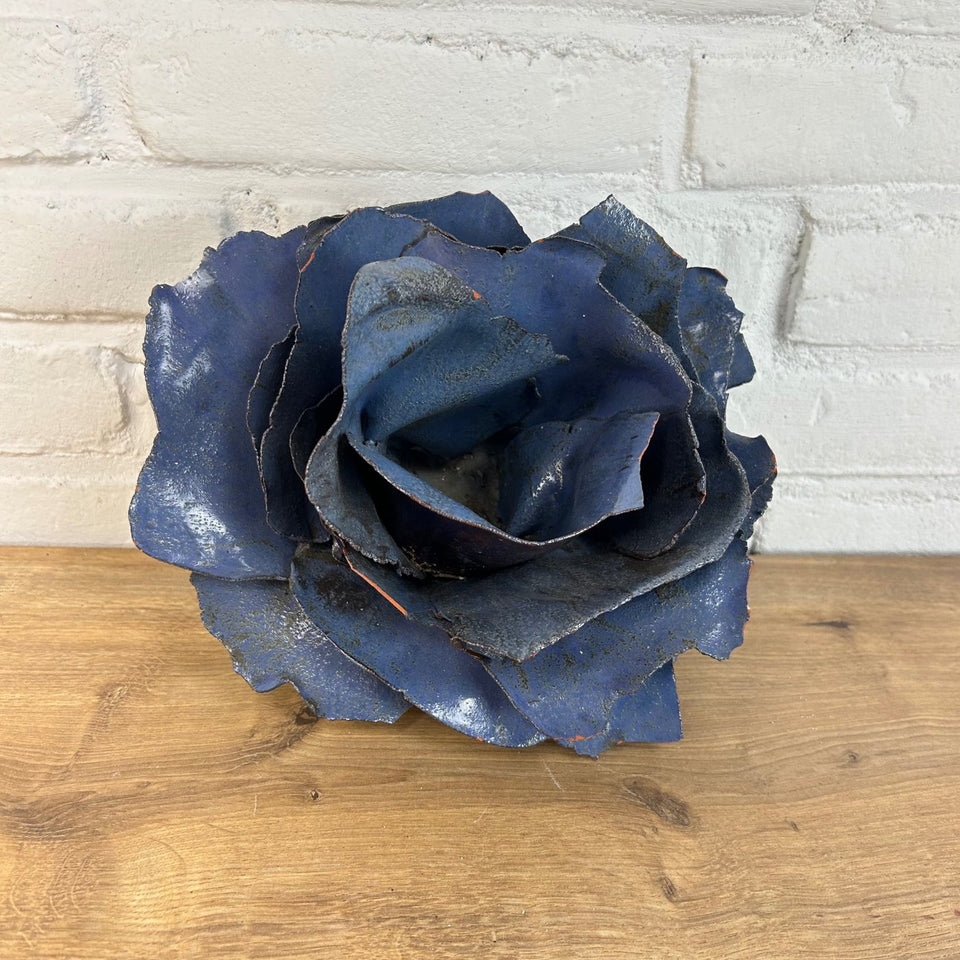 Two ceramic flower sculptures - 15 cm