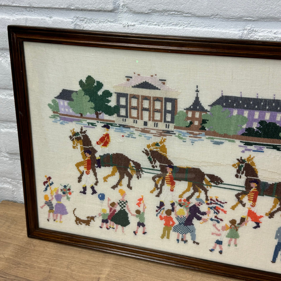 Very large Needlepoint Embroidery of the Royal parade - Cottonwork - Framed