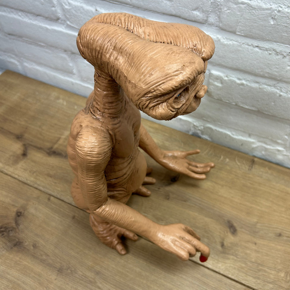 E.T. - Extra-Terrestrial Prop Figure with blanket