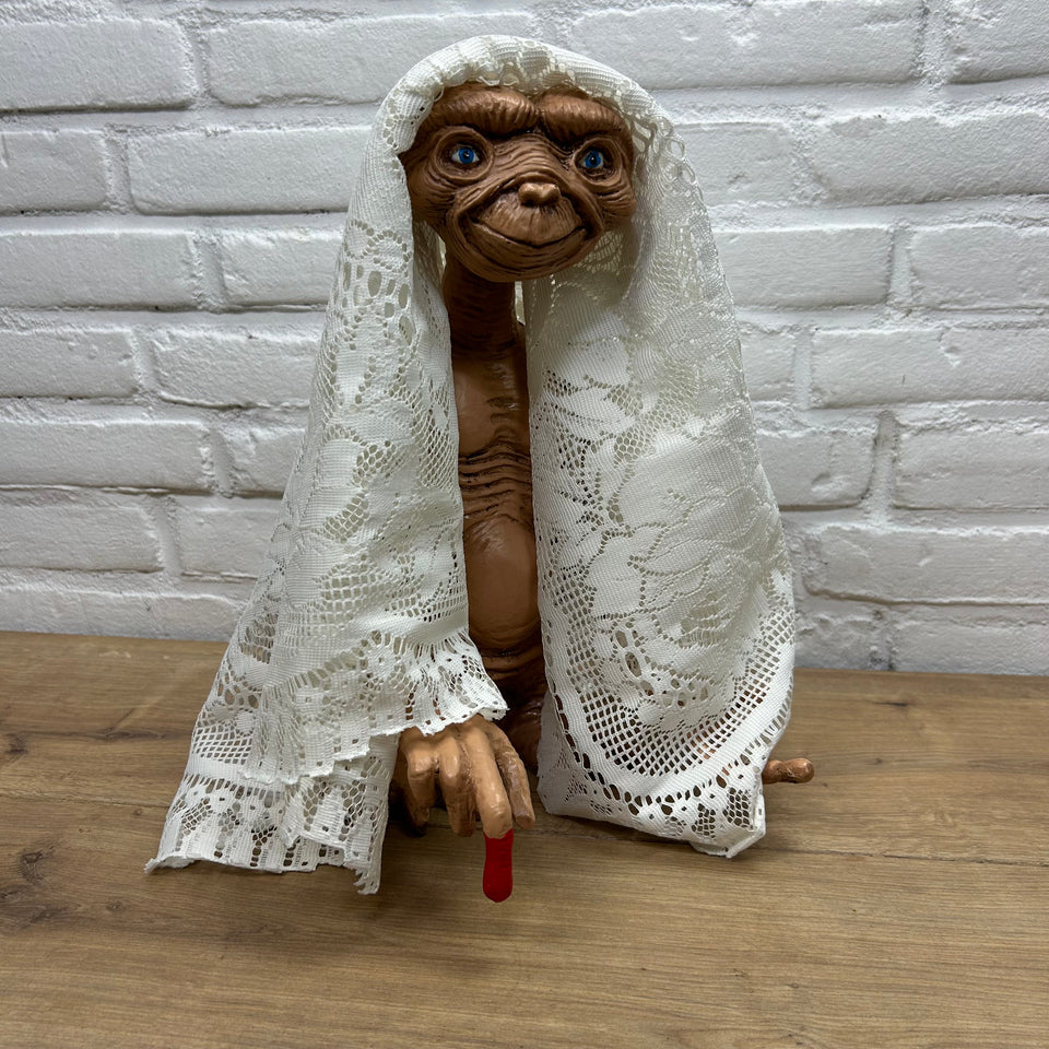 E.T. - Extra-Terrestrial Prop Figure with blanket