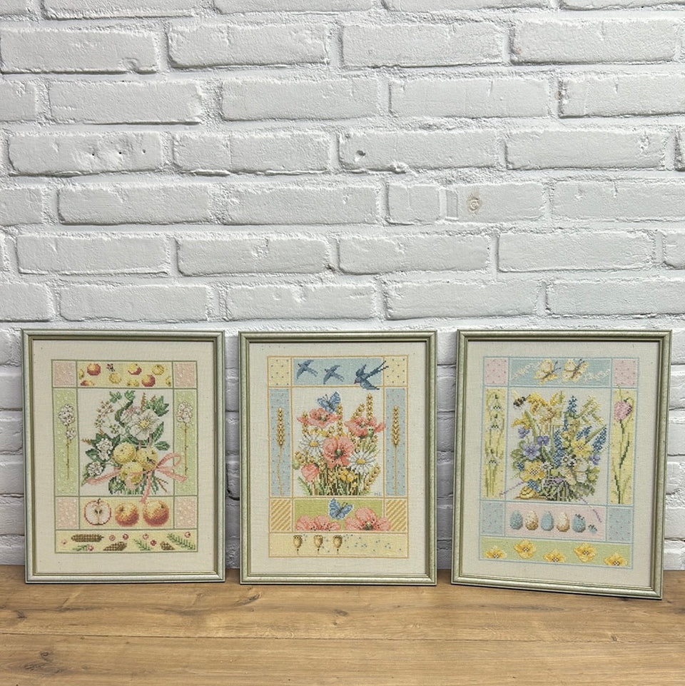 Set of three floral embroideries - Tapestry - Patchwork - Cotton work - Framed behind glass