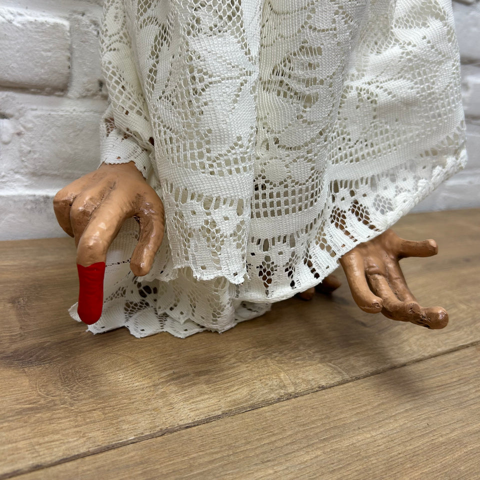 E.T. - Extra-Terrestrial Prop Figure with blanket