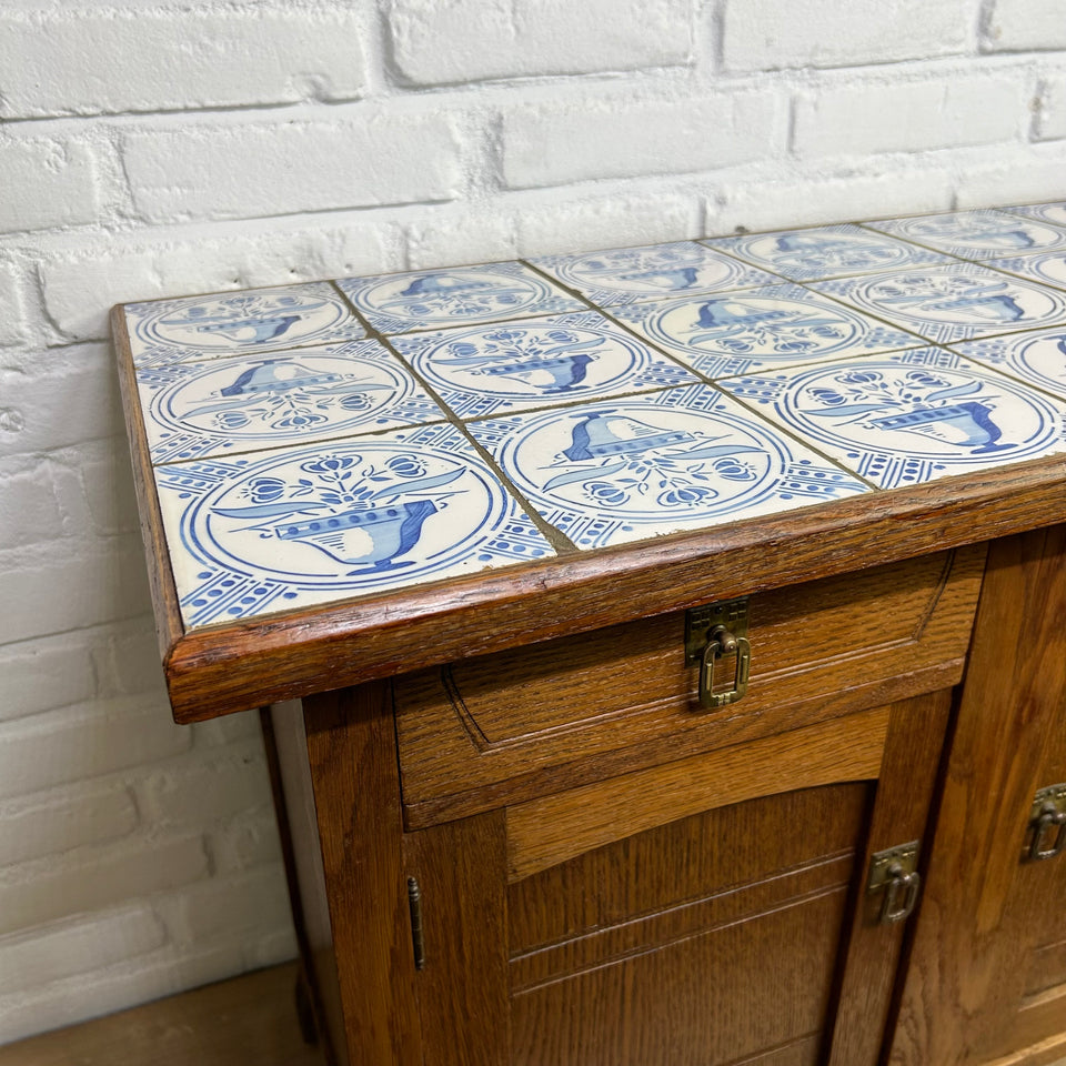 Antique Delft Blue Tile decorated Art-Deco cupboard closet