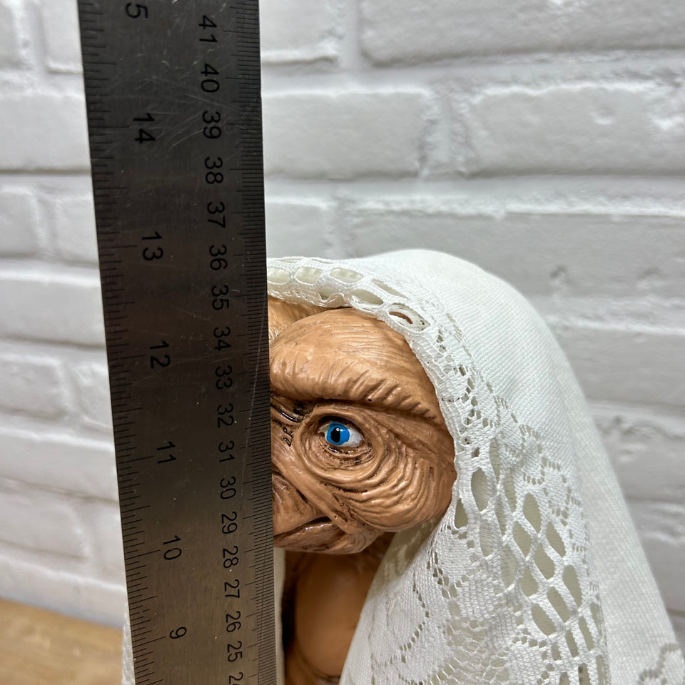 E.T. - Extra-Terrestrial Prop Figure with blanket