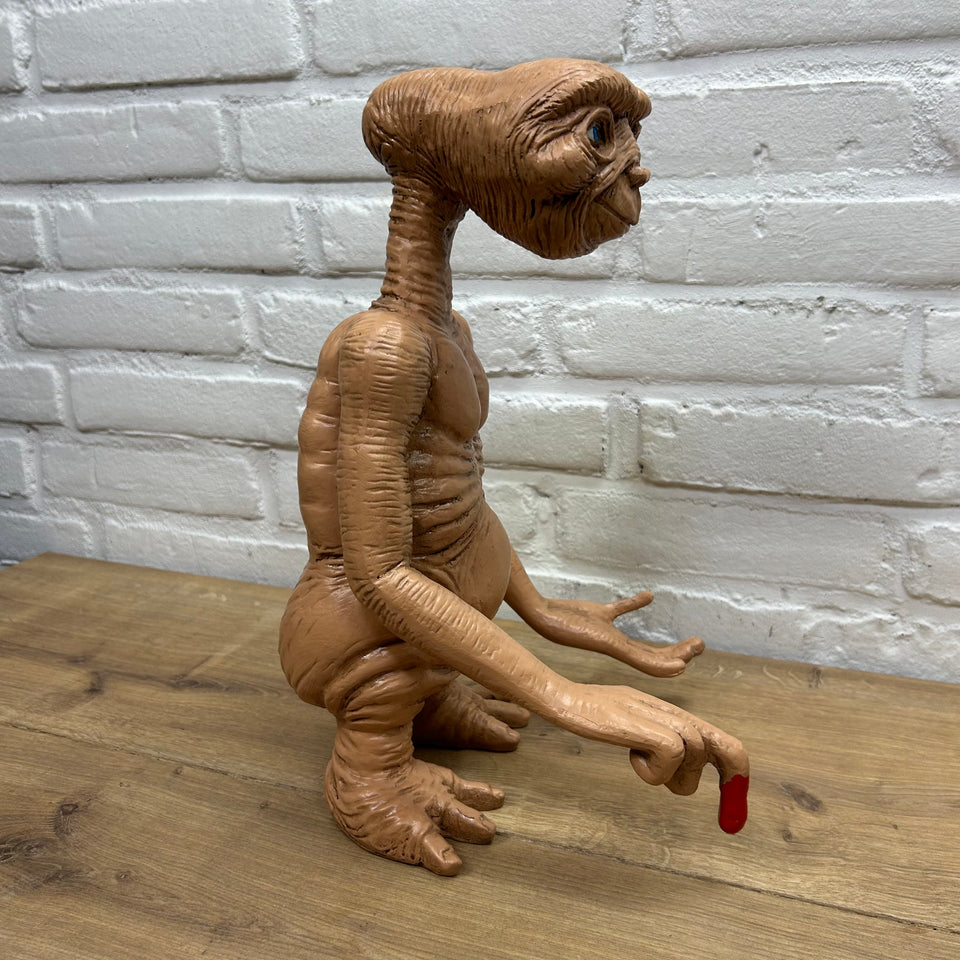 E.T. - Extra-Terrestrial Prop Figure with blanket