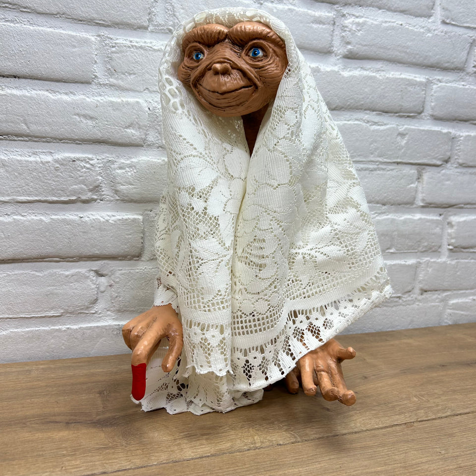 E.T. - Extra-Terrestrial Prop Figure with blanket