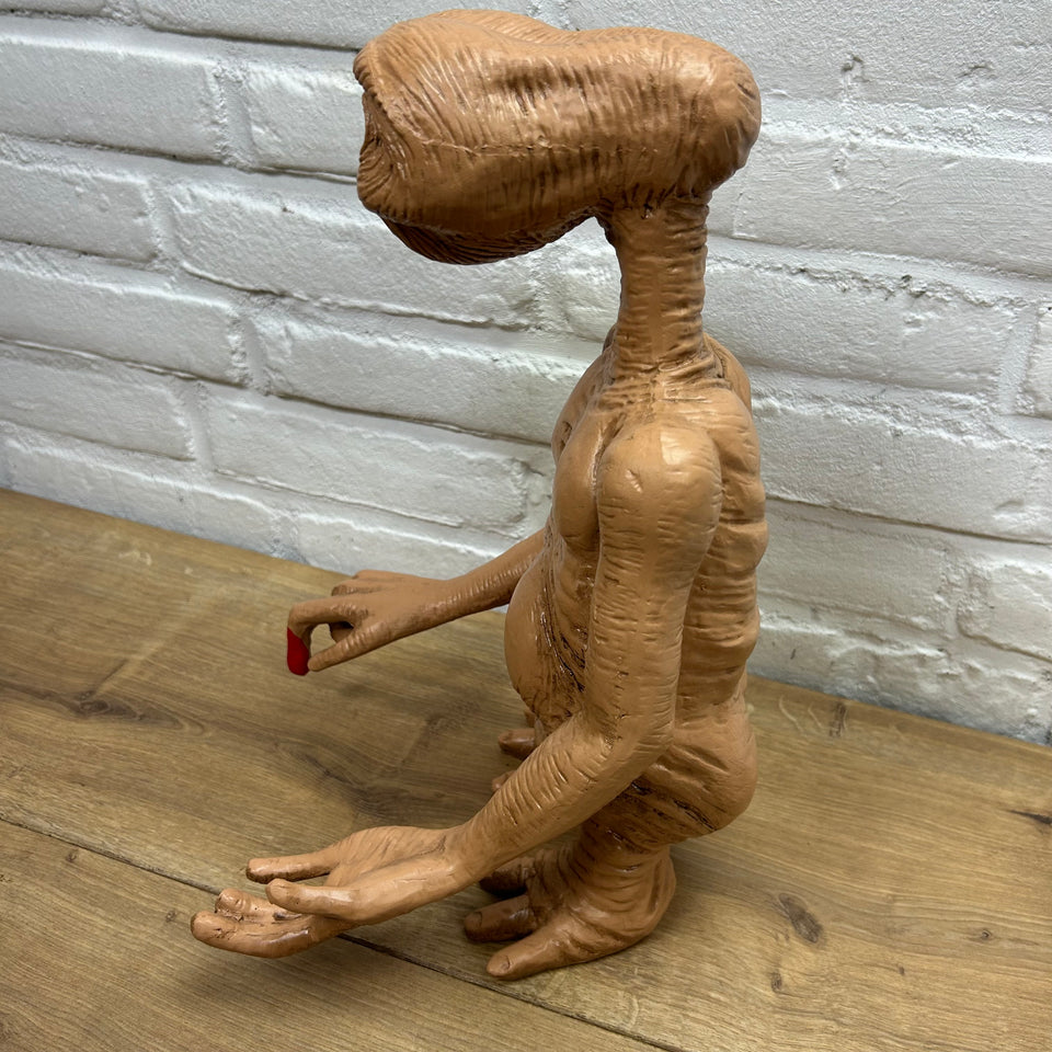 E.T. - Extra-Terrestrial Prop Figure with blanket