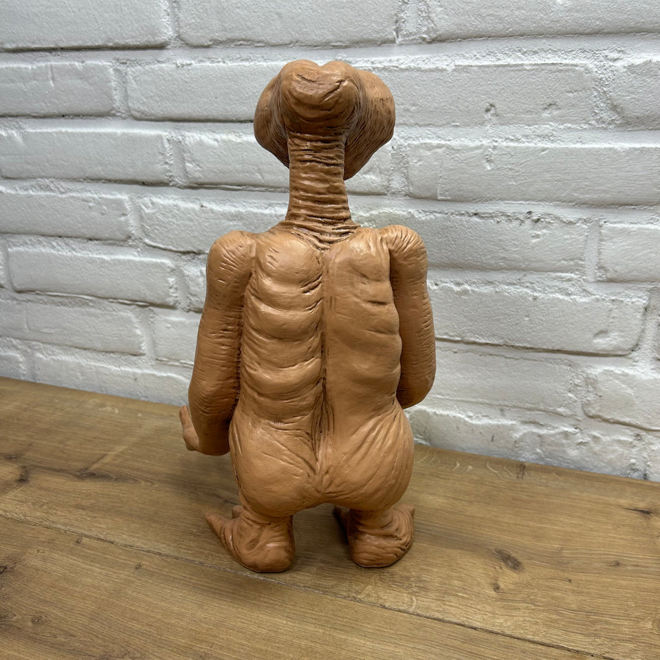 E.T. - Extra-Terrestrial Prop Figure with blanket