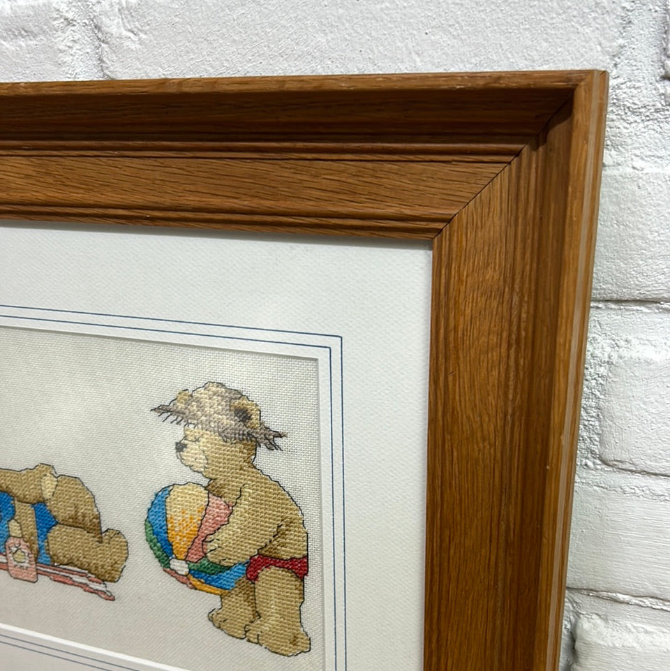 Group of teddybears on the beach - Oak wood frame - Childrens room - Embroidery - Cottonwork - Framed