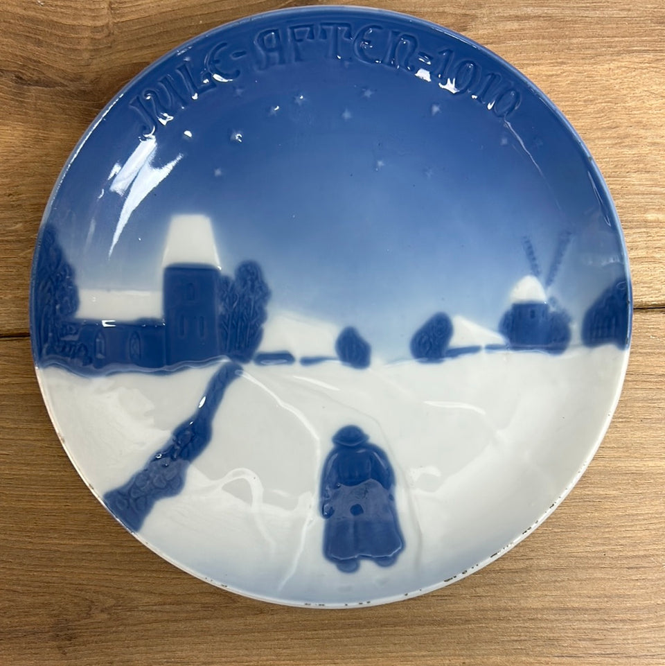 Rare Christmas Plate by Bing & Grondahl - Jule-aften 1910